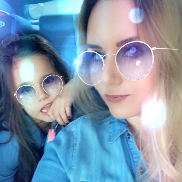 Meet your Posher, Demi - Picture 2 of 9